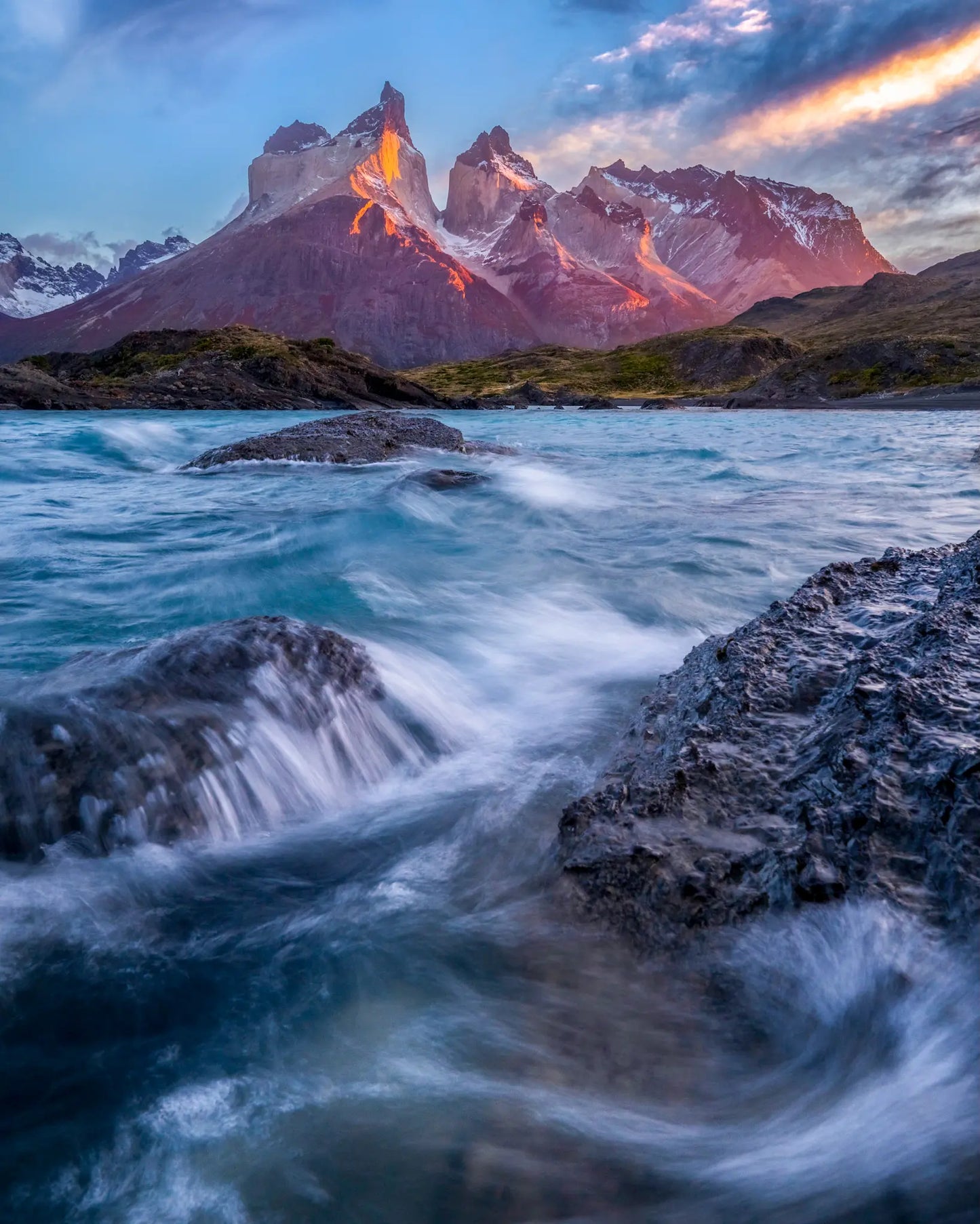 Using long exposure to build leading lines to Cuernos del Paine